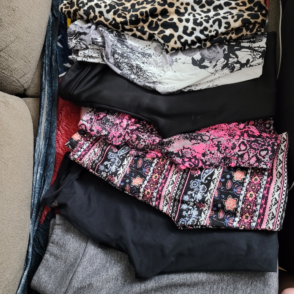 7 pairs of leggings for $8